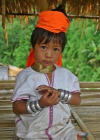 „Karen Padaung Girl Portrait“ od Diliff – picture taken by author. Licencováno pod CC BY 2.5 via Wikime